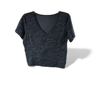 Lululemon Nulu Cropped Slim Yoga Short Slim Shirt in Le Tigre Camo in Deep Coal